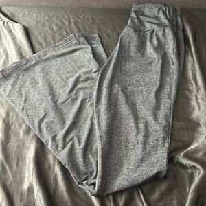 Mid/low rise grey flareleggings with flipable waist band.
